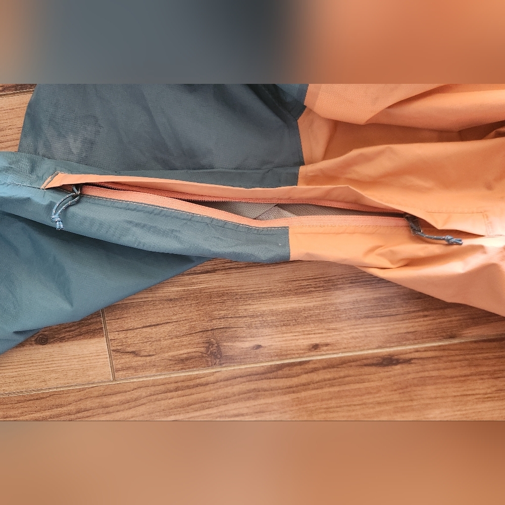 Patagonia Teal and Peach Lightweight Hooded Jacket - Picture 9 of 13